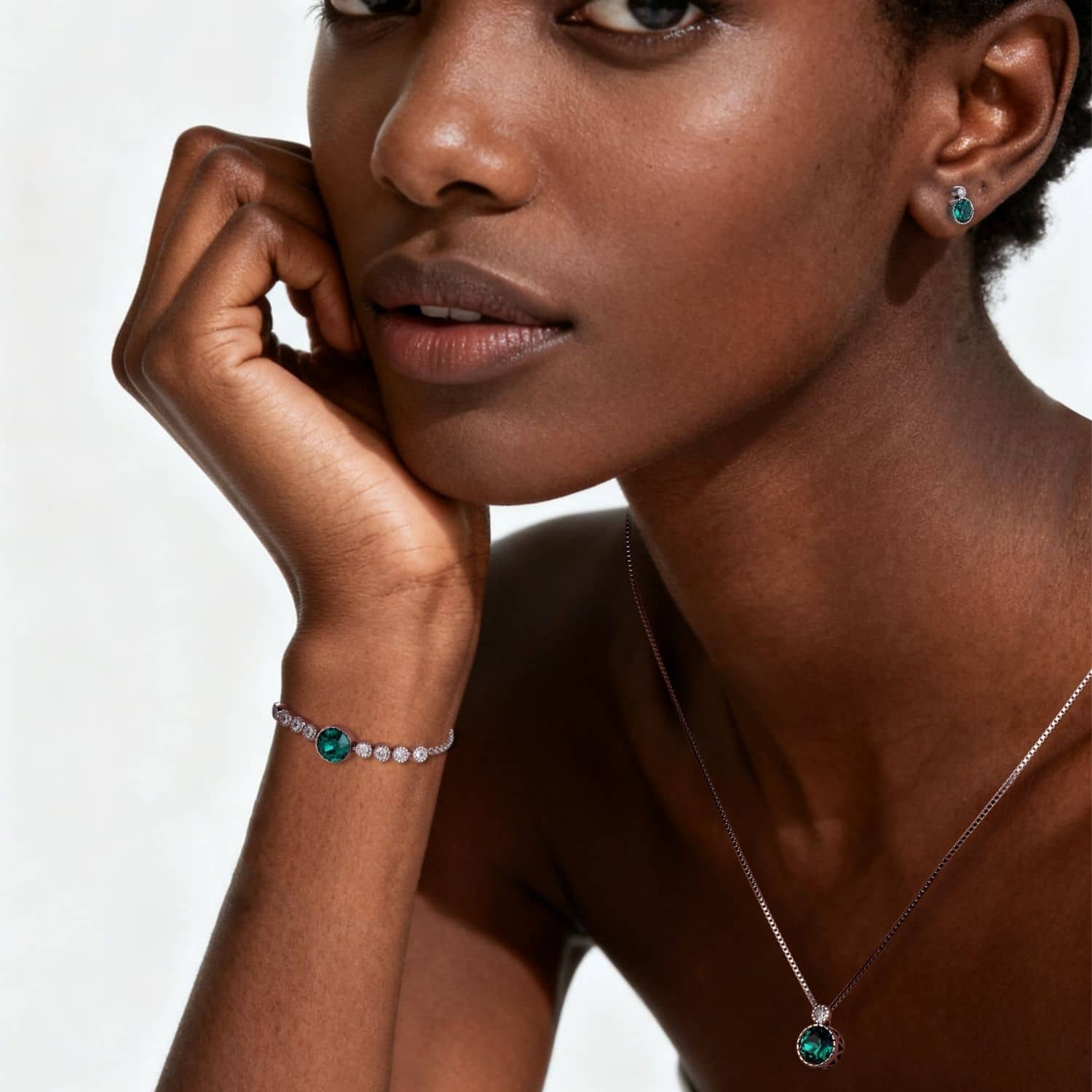 Klassiskt smaragdgrönt solitär-smyckeset med österrikiska kristaller – Maj månadssten (May Birthstone)