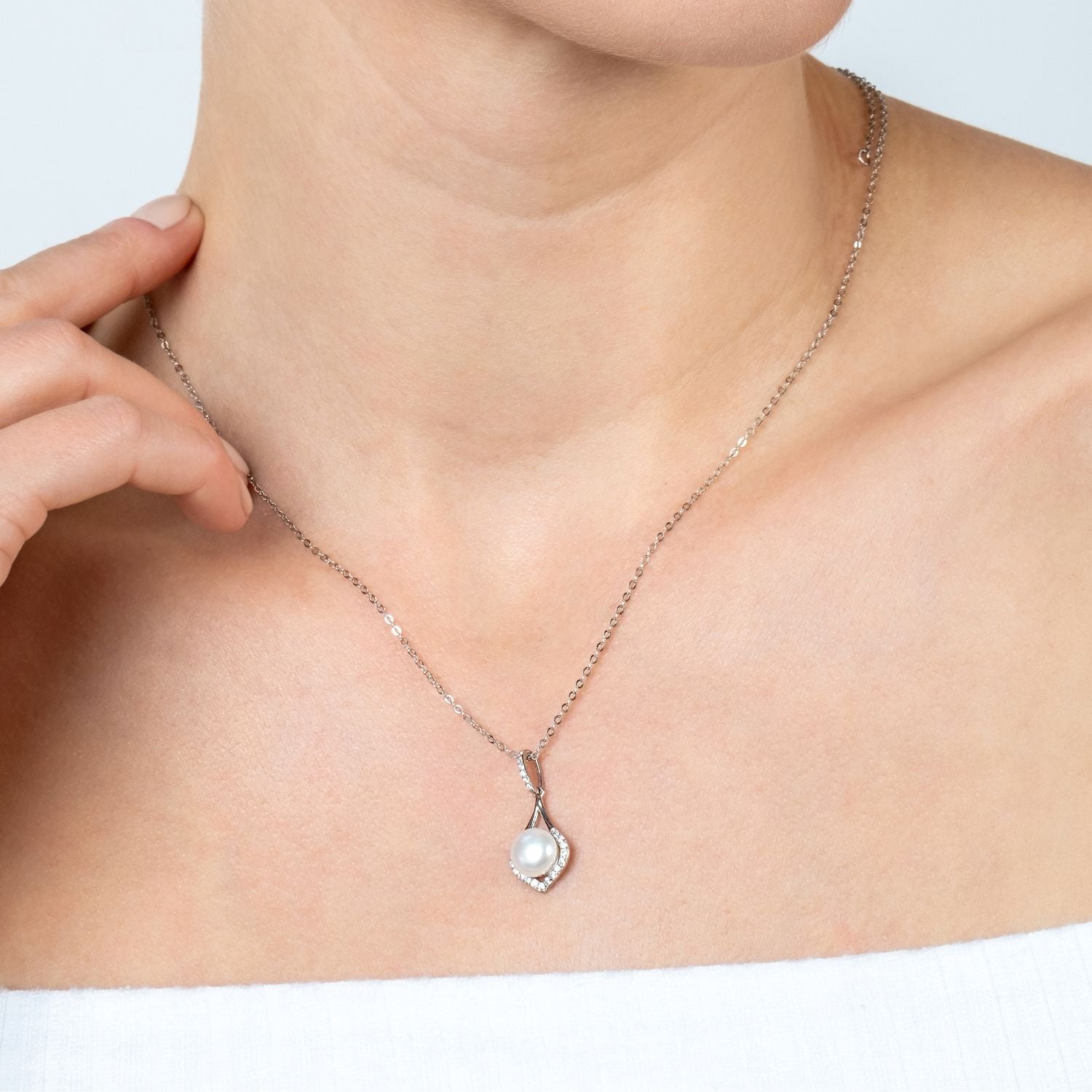 Single Pearl Teardrop Necklace in Sterling Silver