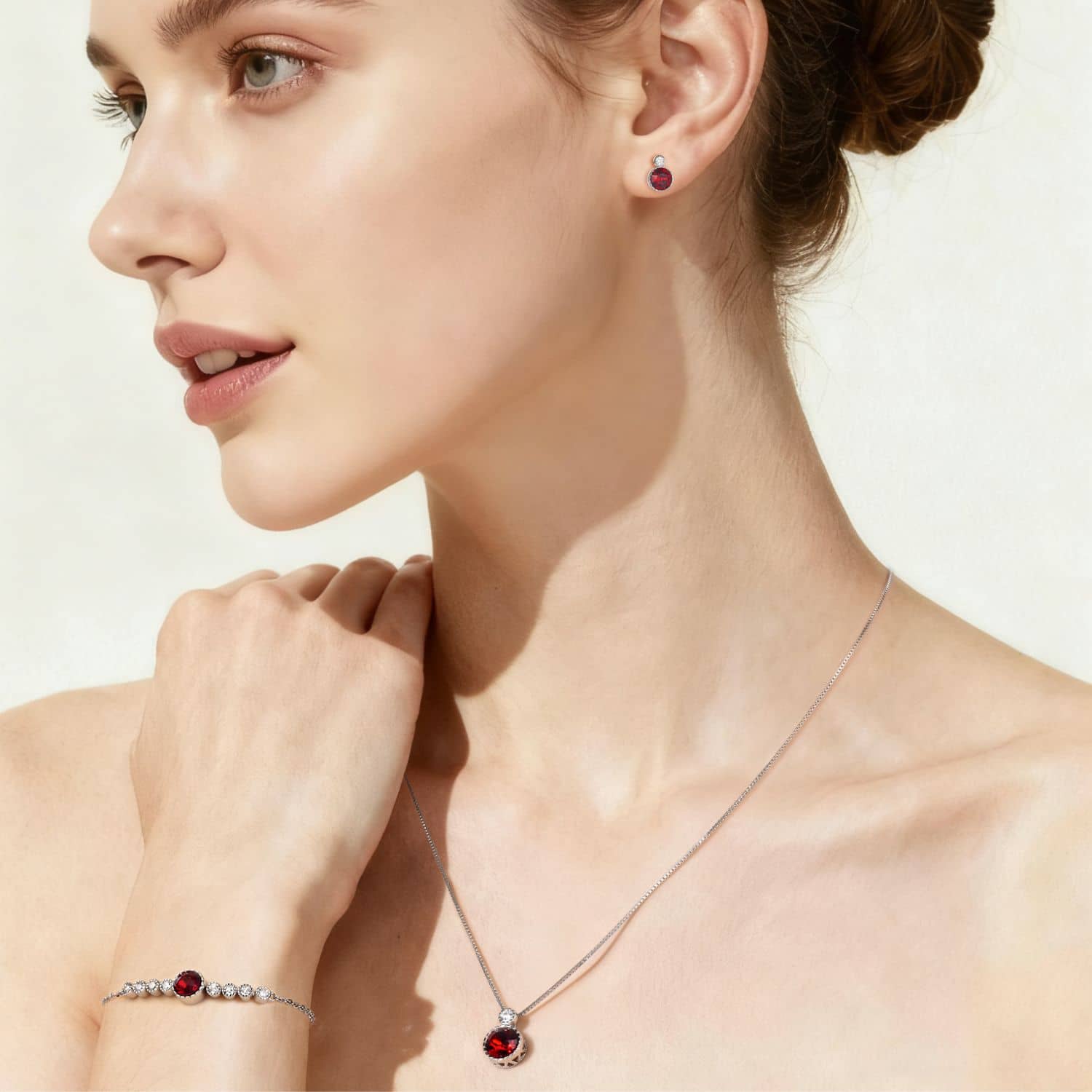 Klassiskt granatrött solitär-smyckeset med österrikiska kristaller – Januari månadssten (January Birthstone)