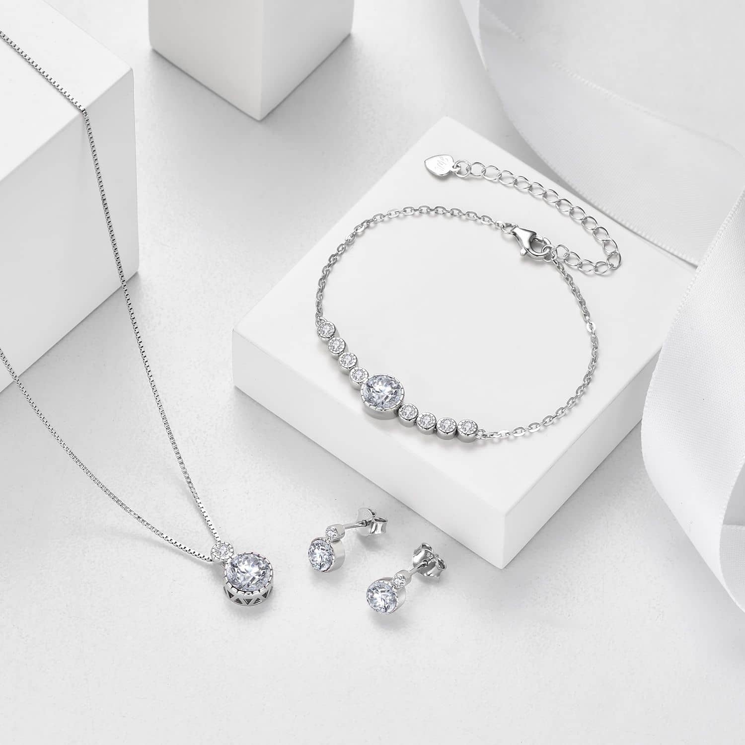 Klassiskt diamantvitt solitär-smyckeset med österrikiska kristaller – April månadssten (April Birthstone)