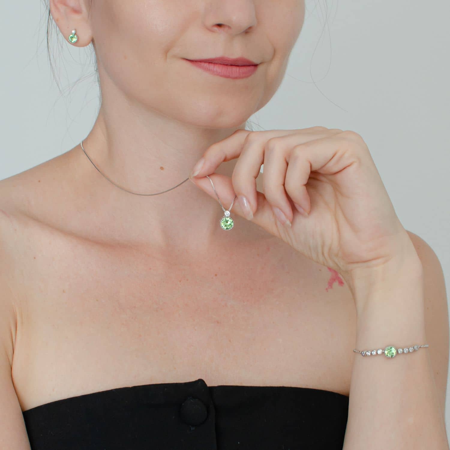 Klassiskt peridotgrönt solitär-smyckeset med österrikiska kristaller – Augusti månadssten